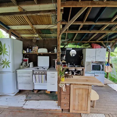 Lit Double Dans Un Perma-dortoir Campingplatz Creysse (Dordogne)